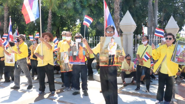 ชาวโคราชสวมเสื้อเหลือง แสดงพลังปกป้องสถาบัน