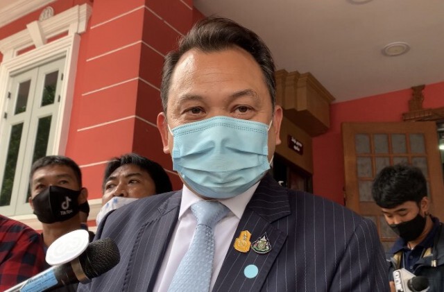 รมว.ศึกษาฯ ยัน ไม่รู้จักชายเสื้อเหลืองทำร้ายนศ. ขู่ฟ้องคนปล่อยข่าวเท็จ