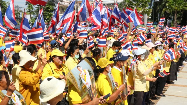 ชาวโคราชสวมเสื้อเหลือง แสดงพลังปกป้องสถาบัน