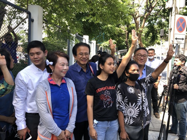 ศาลปล่อยตัว "มายด์" แกนนำมหานครเพื่อปชต. ไม่มีเงื่อนไข