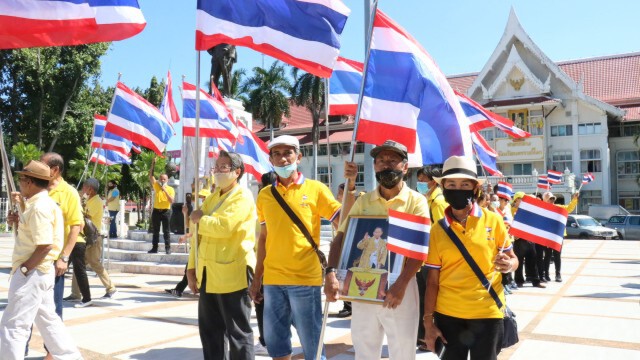 ชาวโคราชสวมเสื้อเหลือง แสดงพลังปกป้องสถาบัน