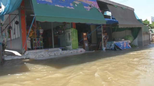 ลำตะคองล้นตลิ่งท่วมเมืองโคราช แช่น้ำแล้วกว่า 500 หลัง
