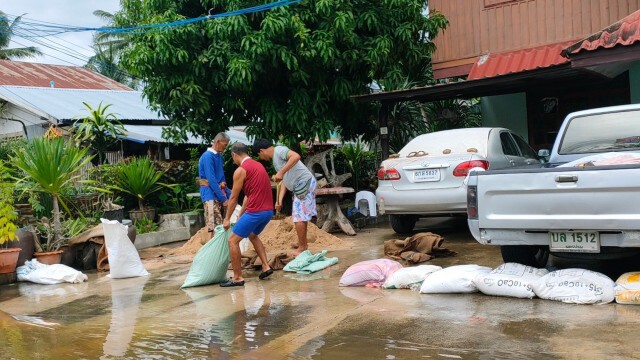 น้ำจากเขื่อนลำนางรองและคลองมะนาวเอ่อท่วม