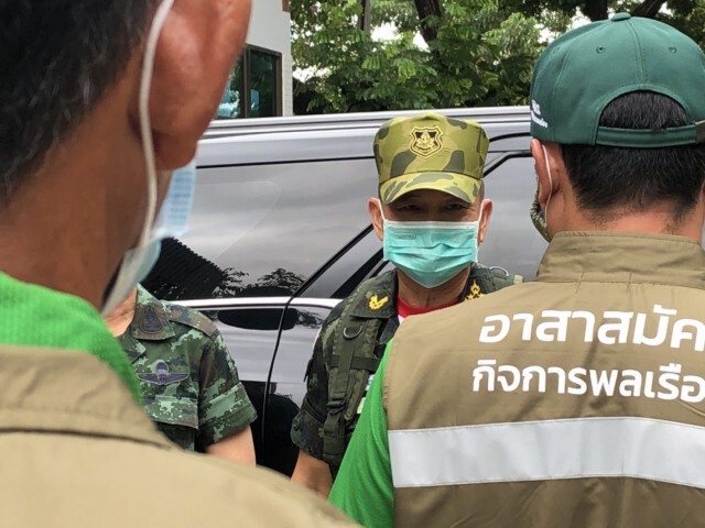 ผบ.ทบ.เยี่ยมกำลังพลคัดกรองโควิดชายแดนแม่สอด