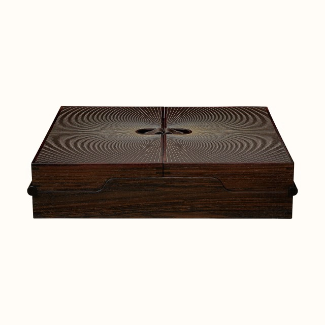 หลุยส์ วิตตอง ออกชุดไพ่นกกระจอก