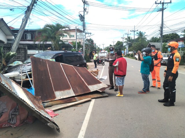 รปภ.ขับเก๋งหลับใน-พุ่งชนร้านขนมครกพังยับ