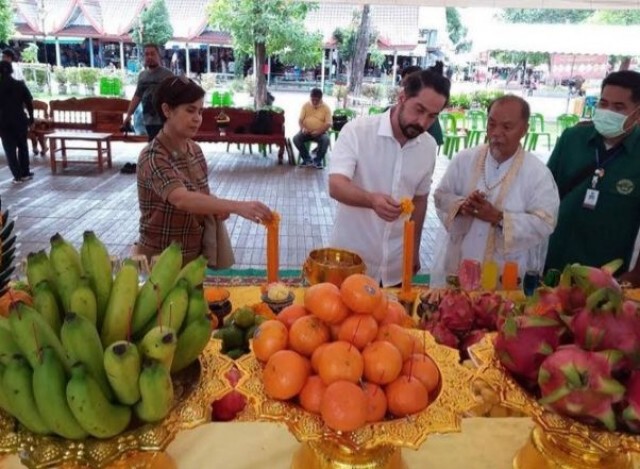 ส่องเลขเด็ดในขันน้ำมนต์ "จอนนี่ -นก จริยา" แก้บนที่คำชะโนด