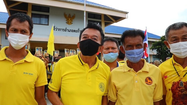 ชาวพังงารักสถาบันนัดพบกันหน้าอำเภอแสดงความจงรักภักดี
