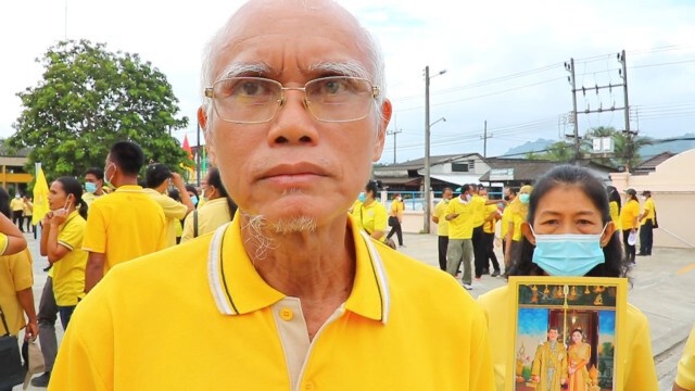 ชาวพังงารักสถาบันนัดพบกันหน้าอำเภอแสดงความจงรักภักดี