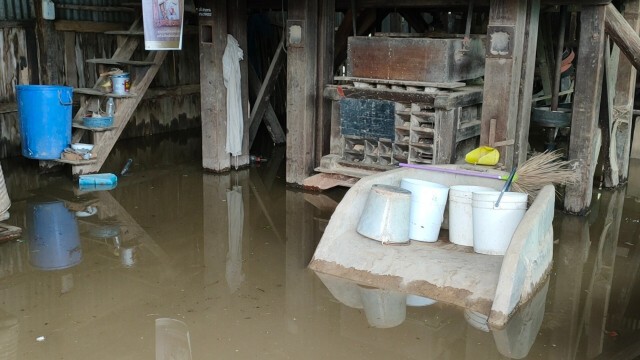 น้ำจากเขื่อนลำนางรองและคลองมะนาวเอ่อท่วม