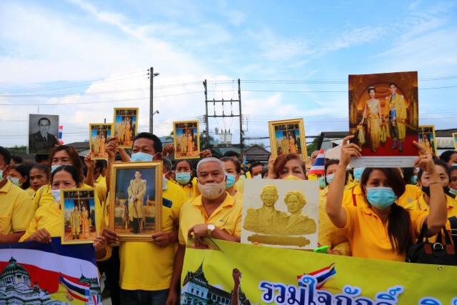 ชาวพังงารักสถาบันนัดพบกันหน้าอำเภอแสดงความจงรักภักดี