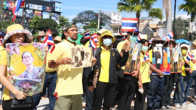ชาวโคราชสวมเสื้อเหลือง แสดงพลังปกป้องสถาบัน