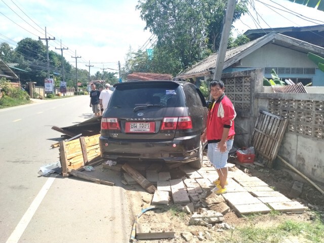 รปภ.ขับเก๋งหลับใน-พุ่งชนร้านขนมครกพังยับ