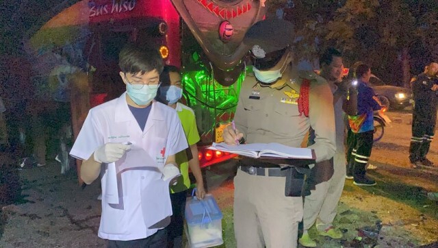 รถตู้ปี่พาทย์ชนท้ายรถบัสดับ 4 เจ็บ 3 ราย