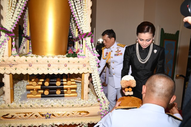 ในหลวง-พระราชินี พระราชทานเพลิงศพ พ.อ.ประพัฒน์ จันทร์โอชา