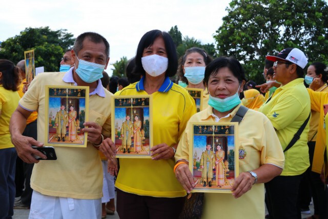 ชาวพังงารักสถาบันนัดพบกันหน้าอำเภอแสดงความจงรักภักดี