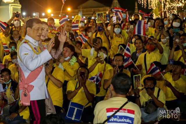 "ในหลวง - พระราชินี" ทรงพระดำเนินเยี่ยมราษฎรอย่างใกล้ชิด พสกนิกรเปล่งเสียง 'ทรงพระเจริญ' กึกก้อง