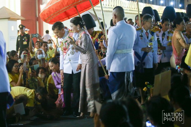 "ในหลวง - พระราชินี" ทรงพระดำเนินเยี่ยมราษฎรอย่างใกล้ชิด พสกนิกรเปล่งเสียง 'ทรงพระเจริญ' กึกก้อง