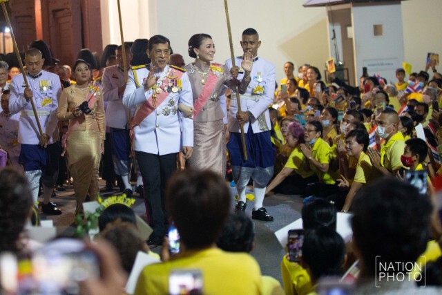 "ในหลวง - พระราชินี" ทรงพระดำเนินเยี่ยมราษฎรอย่างใกล้ชิด พสกนิกรเปล่งเสียง 'ทรงพระเจริญ' กึกก้อง