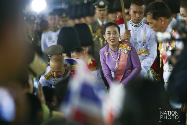 "ในหลวง - พระราชินี" ทรงพระดำเนินเยี่ยมราษฎรอย่างใกล้ชิด พสกนิกรเปล่งเสียง 'ทรงพระเจริญ' กึกก้อง