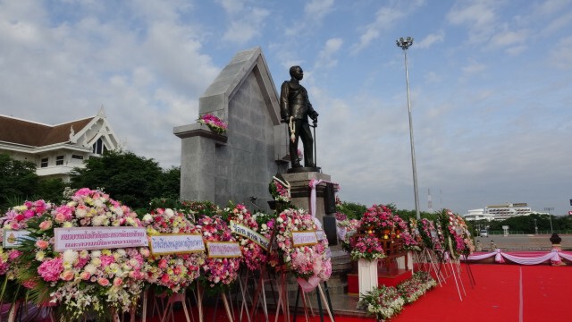 วางพวงมาลาน้อมรำลึกเนื่องในวันคล้ายวันสวรรคต ร.5