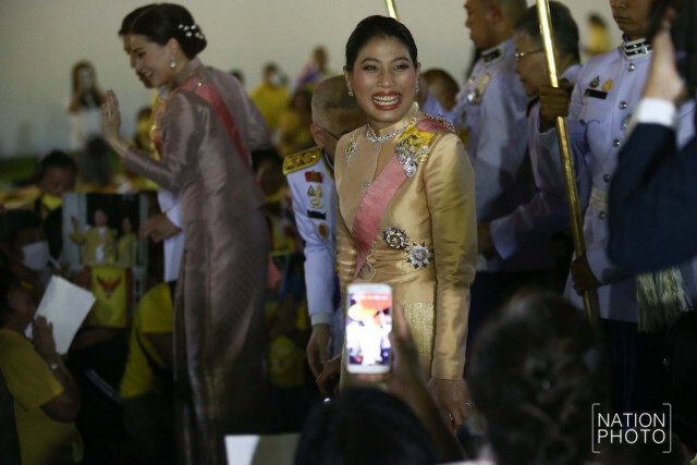 "ในหลวง - พระราชินี" ทรงพระดำเนินเยี่ยมราษฎรอย่างใกล้ชิด พสกนิกรเปล่งเสียง 'ทรงพระเจริญ' กึกก้อง