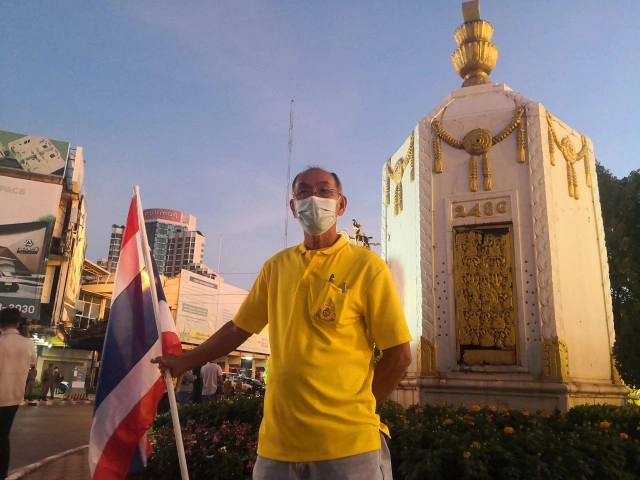 ปาสีป่วนกิจกรรมปักธงชาติไทยปกป้องสถาบันที่ขอนแก่น