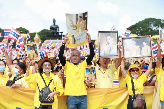 ชาวสุโขทัยกว่า ​5,000 คน ร่วมปกป้องสถาบัน