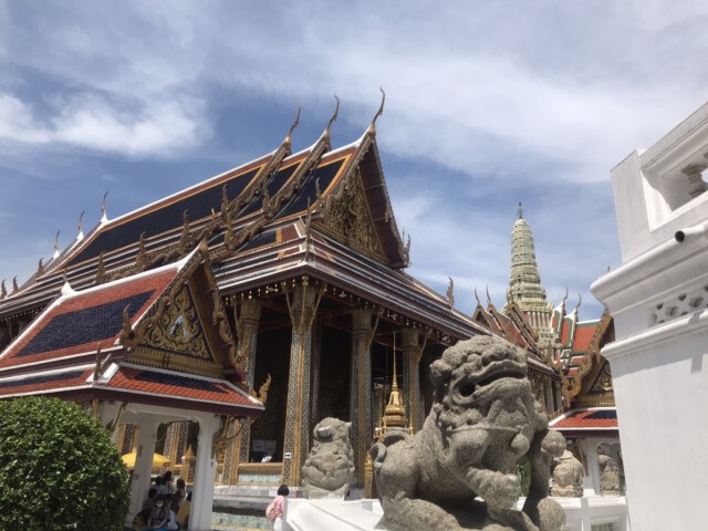 ชาวไทยแห่ถวายบังคม สมเด็จพระบูรพมหากษัตริยาธิราช