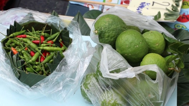 ตลาดนัดนักเรียนคึกคัก ชาวบ้าน-ผู้ปกครองแห่ซื้อของ