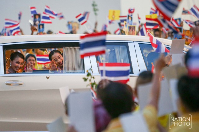 "ในหลวง - พระราชินี" ทรงพระดำเนินเยี่ยมราษฎรอย่างใกล้ชิด พสกนิกรเปล่งเสียง 'ทรงพระเจริญ' กึกก้อง