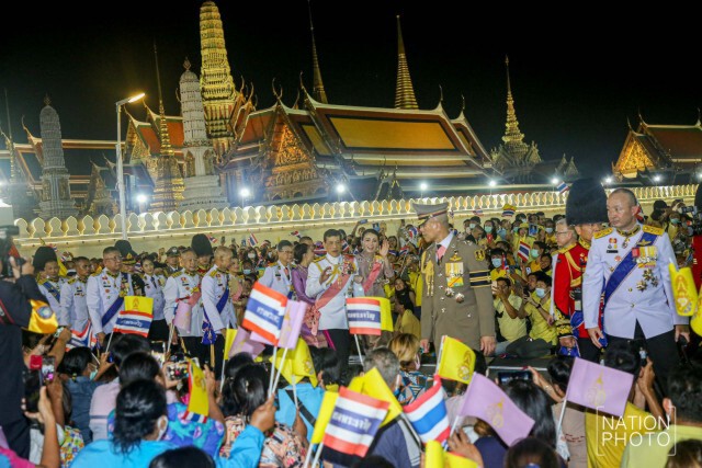 "ในหลวง - พระราชินี" ทรงพระดำเนินเยี่ยมราษฎรอย่างใกล้ชิด พสกนิกรเปล่งเสียง 'ทรงพระเจริญ' กึกก้อง