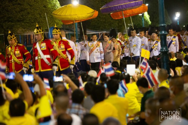 "ในหลวง - พระราชินี" ทรงพระดำเนินเยี่ยมราษฎรอย่างใกล้ชิด พสกนิกรเปล่งเสียง 'ทรงพระเจริญ' กึกก้อง