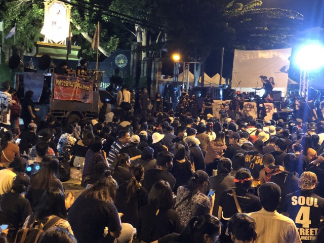 ประมวลภาพบรรยากาศ "ม็อบ 23 ตุลา" หน้าเรือนจำพิเศษกรุงเทพ