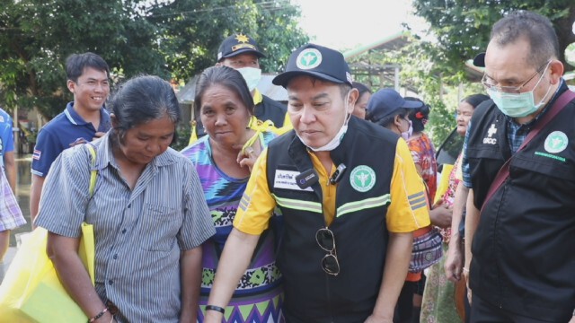 ท่วมเริ่มลด แจกยารักษาน้ำกัดเท้าชาวอำเภอโชคชัย