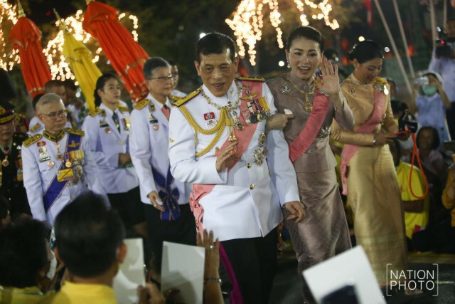 "ในหลวง - พระราชินี" ทรงพระดำเนินเยี่ยมราษฎรอย่างใกล้ชิด พสกนิกรเปล่งเสียง 'ทรงพระเจริญ' กึกก้อง