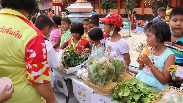 ตลาดนัดนักเรียนคึกคัก ชาวบ้าน-ผู้ปกครองแห่ซื้อของ