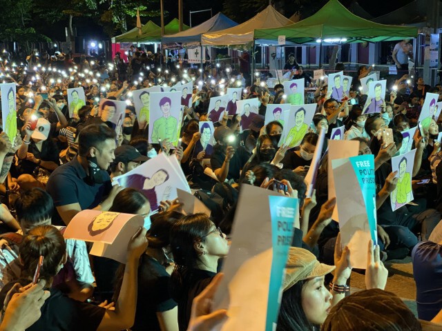 ประมวลภาพบรรยากาศ "ม็อบ 23 ตุลา" หน้าเรือนจำพิเศษกรุงเทพ
