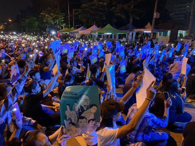 ประมวลภาพบรรยากาศ "ม็อบ 23 ตุลา" หน้าเรือนจำพิเศษกรุงเทพ