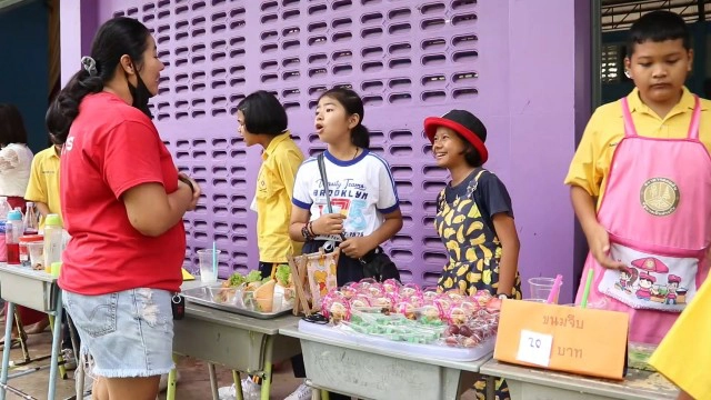ตลาดนัดนักเรียนคึกคัก ชาวบ้าน-ผู้ปกครองแห่ซื้อของ