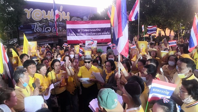 ปาสีป่วนกิจกรรมปักธงชาติไทยปกป้องสถาบันที่ขอนแก่น