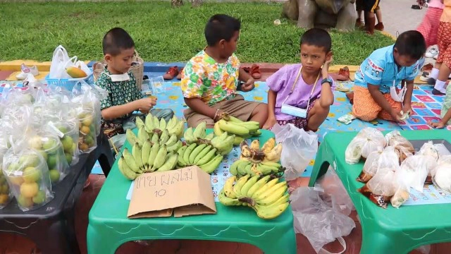 ตลาดนัดนักเรียนคึกคัก ชาวบ้าน-ผู้ปกครองแห่ซื้อของ