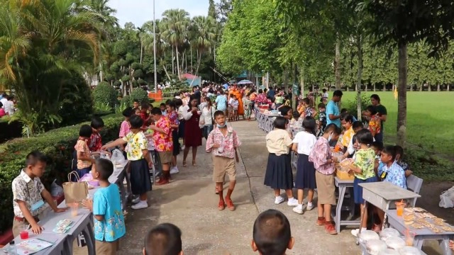 ตลาดนัดนักเรียนคึกคัก ชาวบ้าน-ผู้ปกครองแห่ซื้อของ