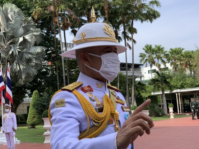 ชาวบ้านตะโกนอย่าให้ นายกฯ สู้เพียงลำพัง