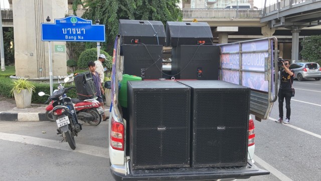 กลุ่มผู้ชุมนุมเริ่มทยอยเข้าพื้นที่แยกบางนา