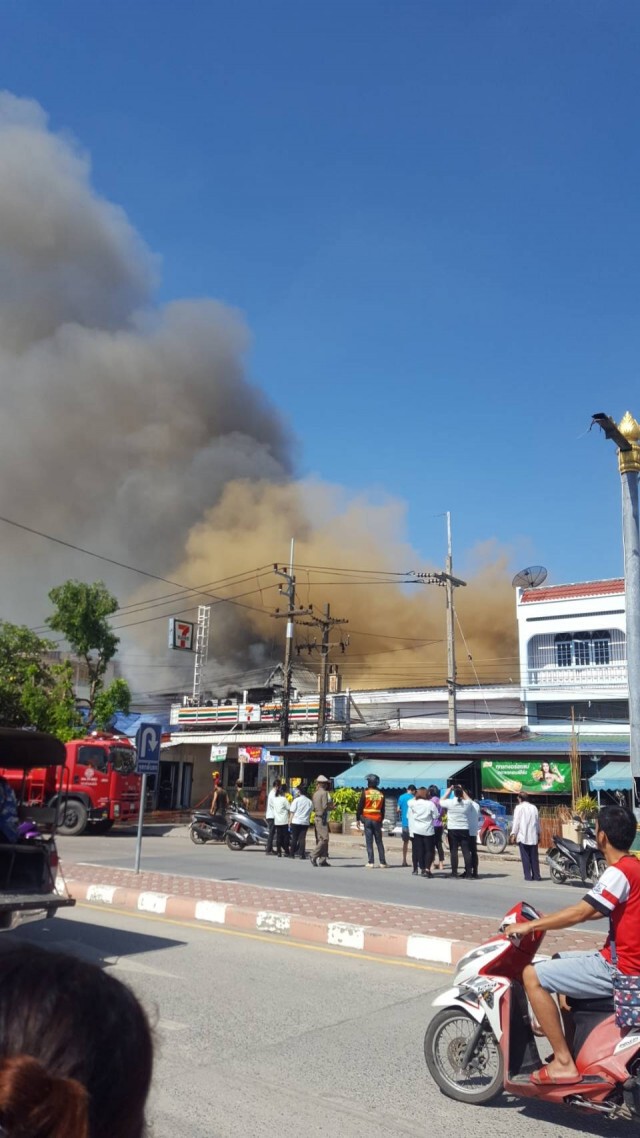 ระทึก! เพลิงไหม้บ้านเรือนประชาชน - ร้านสะดวกซื้อ กลางตลาดบางปะหัน