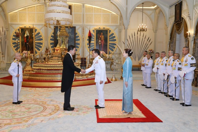 ในหลวง-พระราชินี โปรดเกล้าฯ ให้คณะทูตถวายอักษรสาส์นตราตั้ง