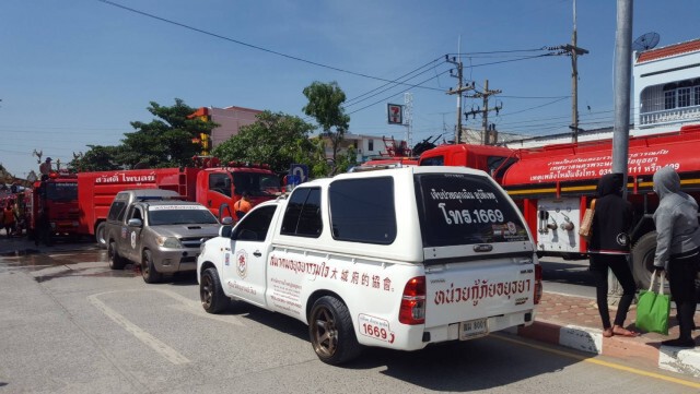 ระทึก! เพลิงไหม้บ้านเรือนประชาชน - ร้านสะดวกซื้อ กลางตลาดบางปะหัน