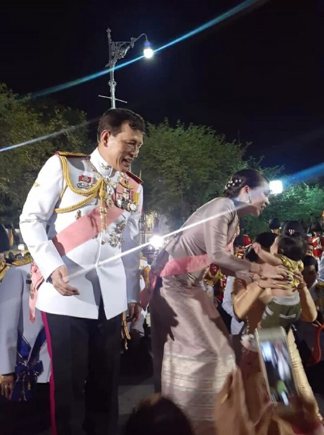 บุญของหนูน้อย "ในหลวง-พระราชินี"ทรงเมตตาอุ้มขณะรอรับเสด็จฯ
