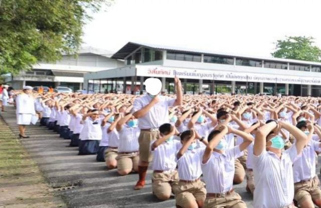 ผู้อำนวยการโรงเรียนเบญจมราชูทิศฯ ปัดไล่ออกนักเรียนชู 3 นิ้ว